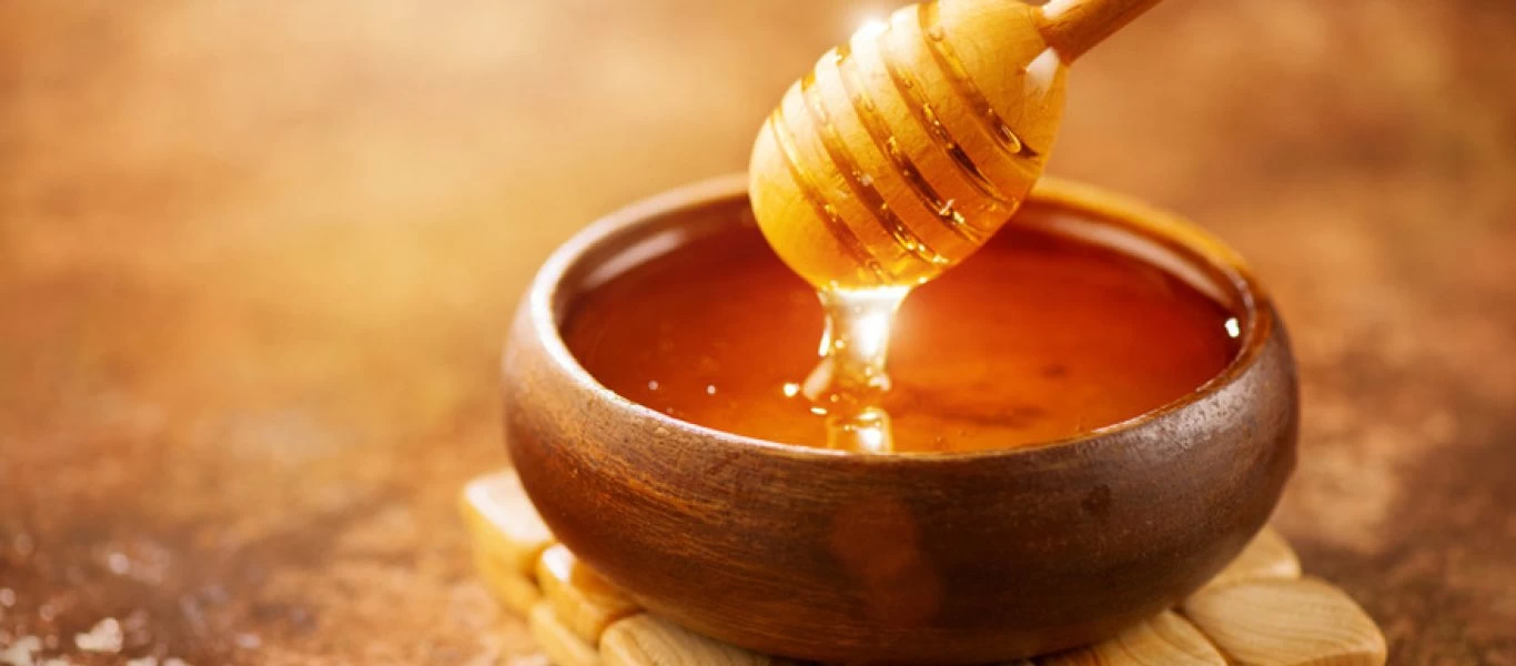 Μέλι: Ο λόγος που λειτουργεί τόσο καλά για την περιποίηση του δέρματος